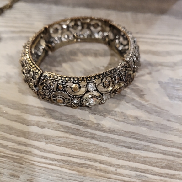 Bracelets - Picture 13 of 16